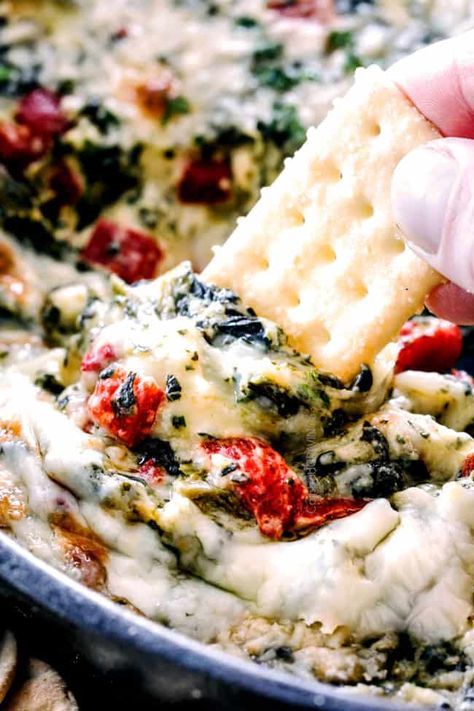 Brie Spinach Dip - my friends could not get over this appetizer! Its your favorite spinach dip made even more delicious with BRIE! Creamy, cheesy and so addicting! Best Spinach Dip, Läcker Mat, Buffalo Chicken Dip, Spinach Dip, Finger Food Appetizers, Snacks Für Party, Cheese Dip, Yummy Dips, Party Food Appetizers