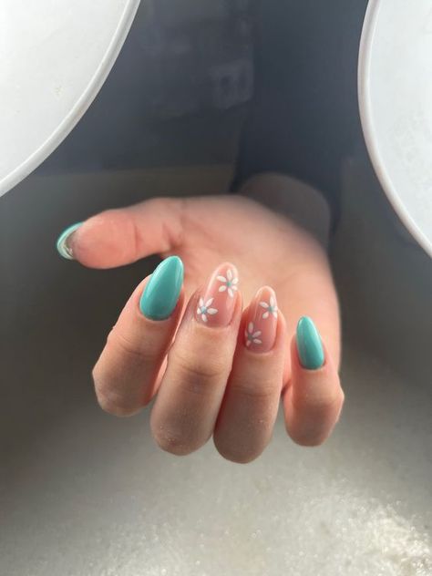 Green Nails With Daisy, Turquoise Green Nails, Nail Art Rose, Nail Art Orange, Turquoise Nail Designs, Teal Nail Designs, Orange Nail Art, Mint Green Nails, Mint Nails