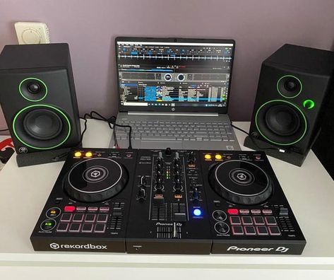 DJ Lovers Club on Instagram: “Comment your thoughts on this little setup 😍 - Follow @DJLoversClub for more 📲 - Media : @bapmufc 🎥 - Gear: Pioneer DDJ-400 . . . #dj…” Ddj 400, Dj Set, Dj Download, Learn To Dj, Pioneer Ddj, Music Mixing, Dj Sound, Dj Art, Dj Room