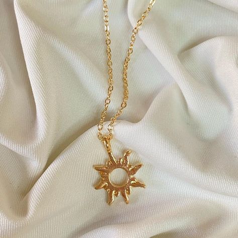 Sun Necklace Aesthetic, Sun Necklaces, Diy Wire Jewelry Rings, Necklace Sun, Wire Jewelry Rings, Sun Necklace, Princess Core, Sun Pendant, Symbol Necklace