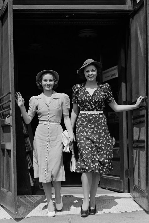 1940s Fashion: Iconic Looks And The Women Who Made Them Famous 1940 Fashion Women, The 40s Fashion, Ww2 Fashion, Fashion 1940s Style, 40s Outfits, 1940s Fashion Women, Forties Fashion, 1940s Women, 1940s Woman