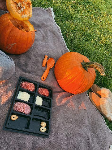 Pumpkin carving date night Pumpkin Carving Date, Pumpkin Cravings, Cute Pumpkin Carving, Dream Dates, Fall Dates, Fall Inspo, Autumn Cozy, Cute Pumpkin, Early Fall