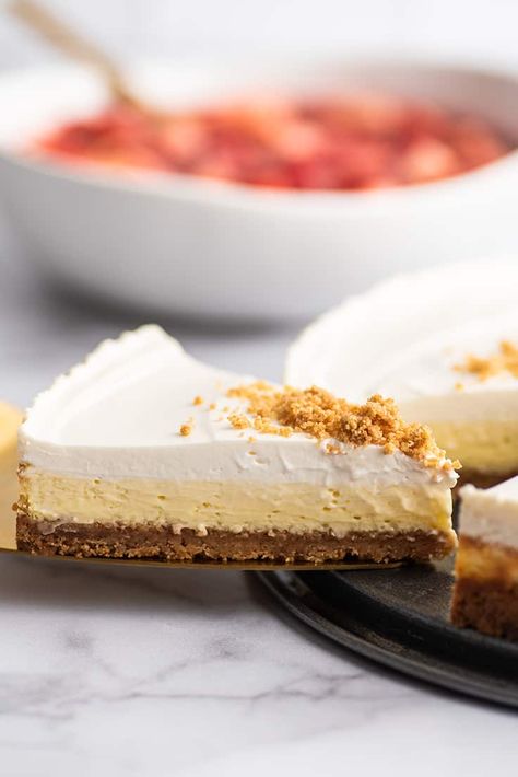 This Easy Cheesecake Recipe makes the BEST creamy cheesecake with a smooth sour cream layer over the top and irresistible cinnamon graham cracker crust. | #cheesecakes | #dessert | Cheesecake Recipes With Graham Crust, Graham Cracker Crust Cheesecake Recipes, Mini Cheesecake With Graham Cracker Crust, Pumpkin Cheesecake With Graham Cracker Crust, Grahm Cracker Crust, Cheesecake Without Graham Cracker Crust, Cinnamon Graham Cracker Crust, Cracker Toppings, Homemade Strawberry Sauce