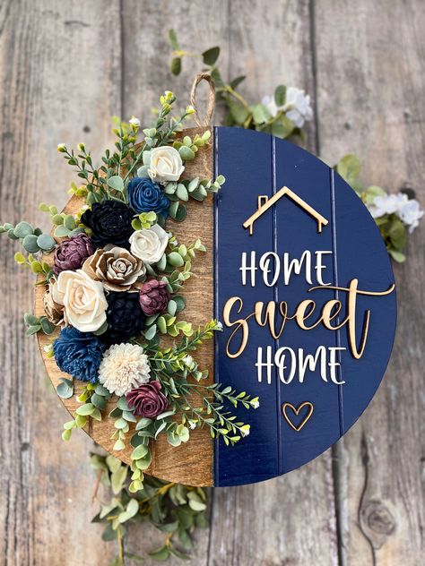 Home Sweet Home Wreath Front Door Decor, Flower Door Sign, Home Door Decor Ideas, Navy Door Hanger, Front Doorway Decor, Front Door Decoration Ideas, Diy Round Sign, Everyday Door Hangers, Wood Wreath Ideas