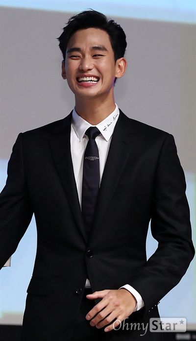 Kim Soo Hyun All Smiles and More Smiles at the Press Conference for Thriller Movie Real | A Koala's Playground Kim Soo Hyun Smile, Kim Soo Hyun Abs, Kim Soo Hyun Real, Kim Soohyun, Hallyu Star, Park Bo Gum, Jung So Min, Thriller Movie, Soo Hyun