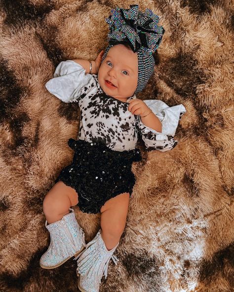 Western girl 🐄 My First Rodeo Birthday Outfit, First Rodeo Outfit Girl, Cowgirl Toddler Outfits, Baby Girl Western Outfits, Baby Girl Country Outfits, Western Baby Girl Outfits, Country Baby Outfits, Western Baby Outfits, Western Christmas Outfits