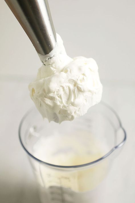 Make amazing whipped cream in under 30 seconds with this immersion blender recipe! Plus, 10 Ways to Use Your Immersion Blender for quick and easy recipes! Immersion Blender Smoothie, Immersion Blender Recipes, Emulsion Blender, Blender Recipe, Blender Smoothie, Best Smoothie, Immersion Blender, Blender Recipes, Quick And Easy Recipes