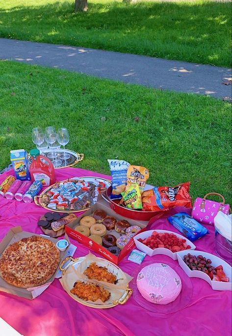 Picnic Food Ideas For Friends, Kids Picnic Foods, Princess Picnic, Bday Picnic, Date Food, Picnic Dates, Picnic Date Food, Summer Picnic Food, Picnic Vibes