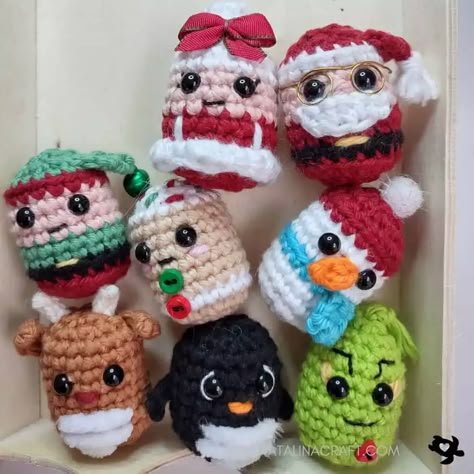 No-sew Crochet Mrs. Claus - Free crochet pattern - Natalina Craft Holiday Crochet Amigurumi, Tiny Christmas Crochet Pattern, Easy Christmas Amigurumi, Santa Crochet Pattern, Crochet Christmas Characters, Mini Christmas Amigurumi, No Sew Christmas Crochet, Easy Christmas Amigurumi Free Pattern, Christmas Crochet Stuffies