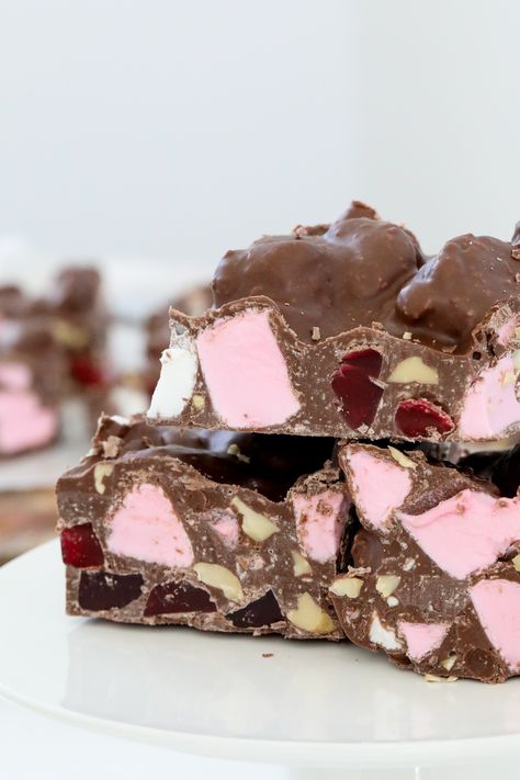 Easy Rocky Road Recipe, Chocolate Ripple Biscuits, Rocky Road Recipe, Chocolate Bowl, Sweet Milk, Kids Cooking, Wedding Treats, Slices Recipes, Chocolate Filling