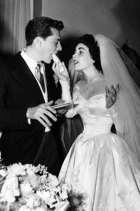 Oud Hollywood, Grace Kelly Wedding Dress, Old Wedding Photos, Grace Kelly Wedding, Helen Rose, Celebrity Wedding Photos, Old Hollywood Wedding, Iconic Weddings, Celebrity Wedding Dresses