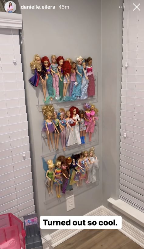 Playroom Doll Organization, Barbie Wall Storage, Dolls Organization Ideas, Barbie Doll Organization Ideas, Girls Toy Room, Barbie Organization Ideas, Disney Room Ideas, Barbie Storage Ideas, Barbie Storage