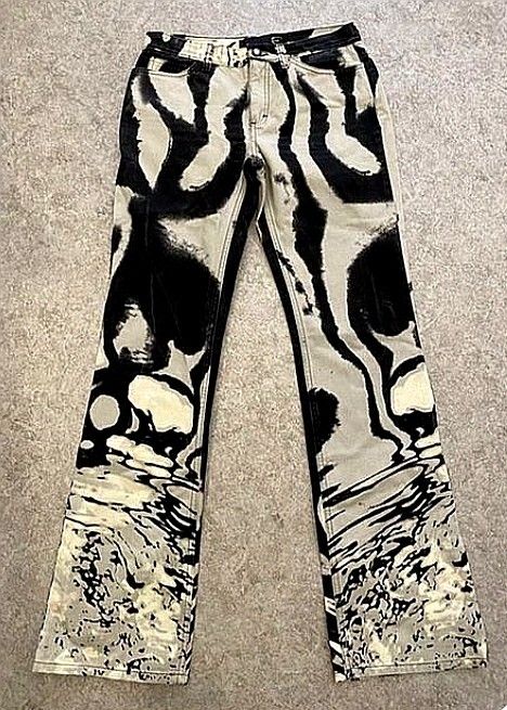 Black Pants Bleach Art, Custom Jeans Diy, Patterned Pants, Diy Clothes Design, Concept Clothing, Custom Jeans, Painted Jeans, Painted Clothes, Jeans Diy