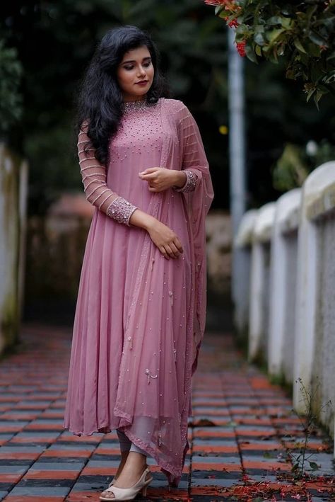 Salwar Gown Designs, Churidar Party Wear Wedding, Wedding Churidar Party Wear, Wedding Party Wear Dresses For Women, Chudidars Designs Party Wear, Indian Function Dresses For Women, Kurtis For Wedding Function, Function Wear Churidar, Wedding Churidar Designs Ideas