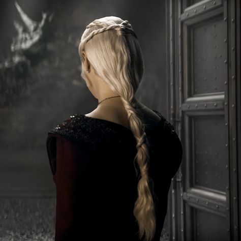 Targeryan Hair, Rhaenyra Targaryen Hairstyle, Rhaenyra Targaryen Hair, Targaryen Braids, Targaryen Hairstyles, Westeros Aesthetic, Rhaenyra Targaryen Aesthetic, Targaryen Hair, Medieval Hairstyles