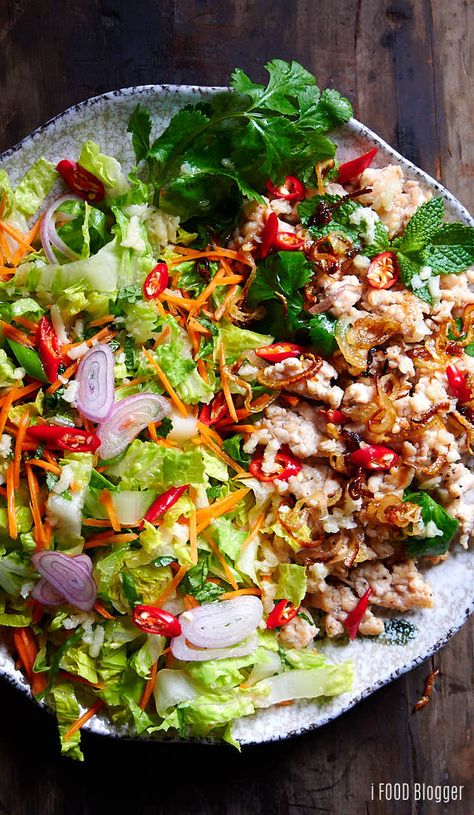 Thai Chicken Larb Salad (Larb Gai). Healthy and deliciois. | ifoodblogger.com Larb Salad, Larb Gai, Chicken Larb, Salad Calories, Larb Recipe, Thai Chicken Recipes, Thai Chicken Salad, Keto Salads, Salad With Chicken