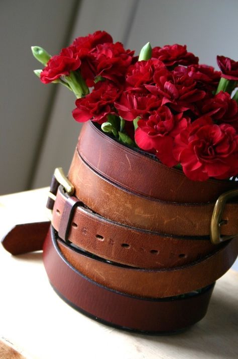 Unusual Planter, Old Vases, Upcycle Repurpose, Red Carnation, Deco Originale, Indoor Flowers, Diy Vase, Container Flowers, Diy Planters