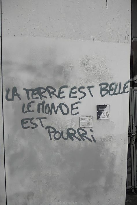 Quotes Francais, Graffiti Quotes, City Quotes, Street Quotes, French Language Learning, French Quotes, Some Words, Quote Posters, Love Words