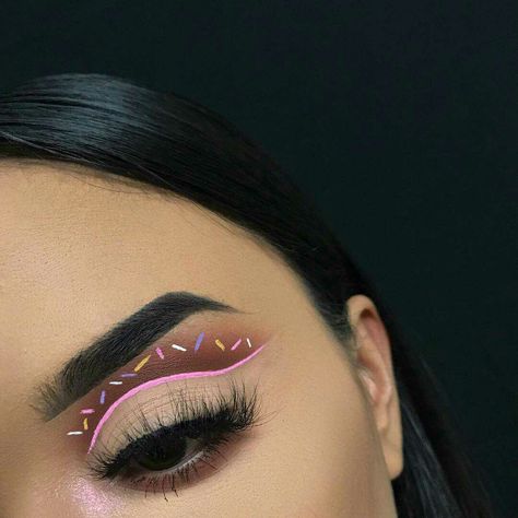 Pinterest @IIIannaIII Donut Eye Makeup, Candy Land Makeup Ideas, Donut Makeup Look, Dessert Makeup, Candy Makeup Look, Cupcake Makeup, Silver Glitter Makeup, Creative Eyeshadow, Disney Costume Makeup