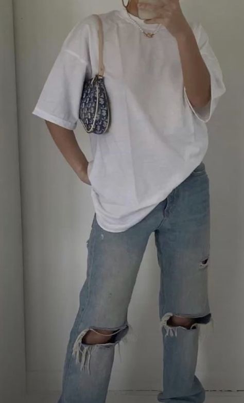 Tee Outfit Casual, Tshirt Outfit Summer, White Tees Outfit, Oversize Tshirt Outfits, Outfit Mujer, Causual Outfits, Next Clothes, Swaggy Outfits, Tshirt Outfits