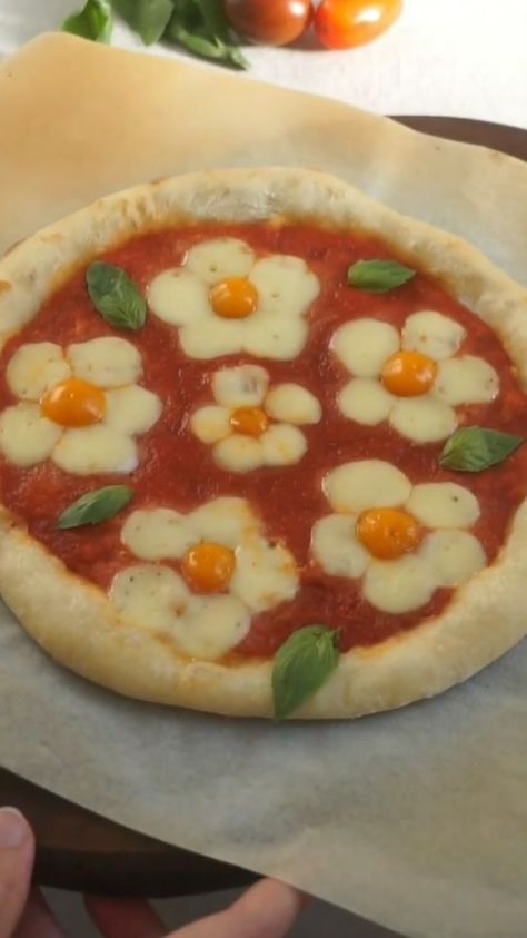 Flower Pizza, Cute Pizza, Diy Pizza, Personal Pizza, Cooking Easy, Pizza Recipes Homemade, How To Make Pizza, Mini Pizza, Picnic Foods