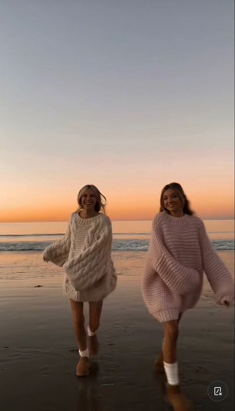 Beach Cozy Outfit, California Beach Outfit Winter, Beach Cold Outfit, Beach Pictures In Winter, Winter On The Beach Outfits, Winter Outfits Beach, Chilly Beach Outfit, Winter On The Beach, Beach In Winter Outfit