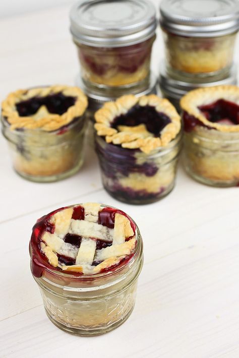 Pies In A Jar, Jar Pies, Patriotic Pie, Mason Jar Pies, Hospitality Ideas, Jar Desserts, Memorial Day Foods, Cake Alternatives, Mason Jar Desserts