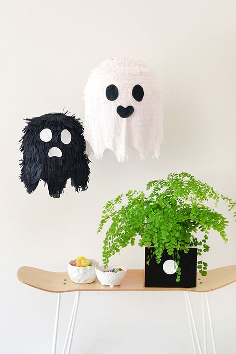 DIY Ghost piñatas Halloween Pinata, Pinata Diy, Diy Halloween Dekoration, Diy Ghost, Postres Halloween, Easy Diy Halloween Decorations, Piñata Ideas, Ghost Party, Ghost Diy