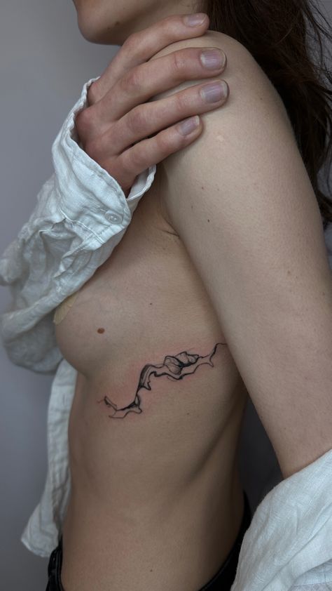 Тату на ребре, абстракция, дым Abstract Wrap Around Tattoo, Rib Line Tattoo, Abstract Beach Tattoo, Wrap Around Rib Tattoo, Abstract Rib Tattoo, Abstract Minimalist Tattoo, Flowy Line Tattoo, Fine Line Abstract Tattoo, Tattoo Ideas Ribcage