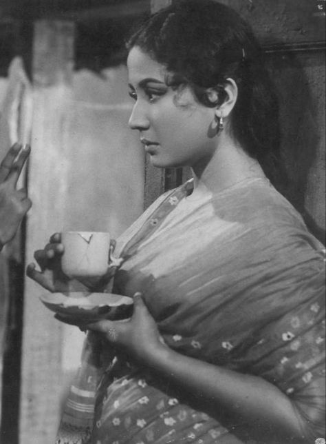 Old Bollywood Actress, Meena Kumari, Afghan Wedding, Bollywood Pictures, Vidya Balan, Indian Film, Vintage Indian, Retro Women, Black N White