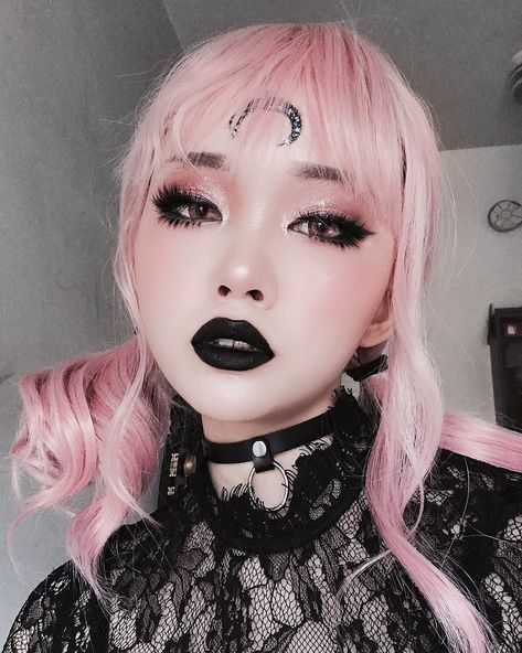 Haku on Twitter: "I can’t believe I put on a black lip ONCE 5 years ago then decided I’d never wear a black lip again.. I was a FOOL😔… " Goth Egirl Makeup, Haku On Twitter, Costume Box, Pastel Goth Makeup, Egirl Makeup, Goth Core, Face References, Alt Makeup, Witch Makeup