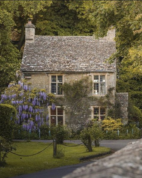 Old Victorian Homes Interior, Ireland Cottage, British Cottage, English Country Cottages, Cottage Retreat, Contemporary Cottage, Beautiful Cottages, House Hunters, Dream Cottage