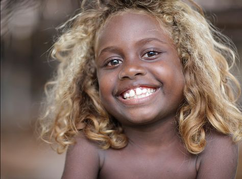 O país onde os negros tem cabelos naturalmente loiros Naturally Blonde Hair, Melanesian People, Black And Blonde, Natural Blondes, Genetic, Anthropology, Blonde Highlights, Black Is Beautiful, Black People