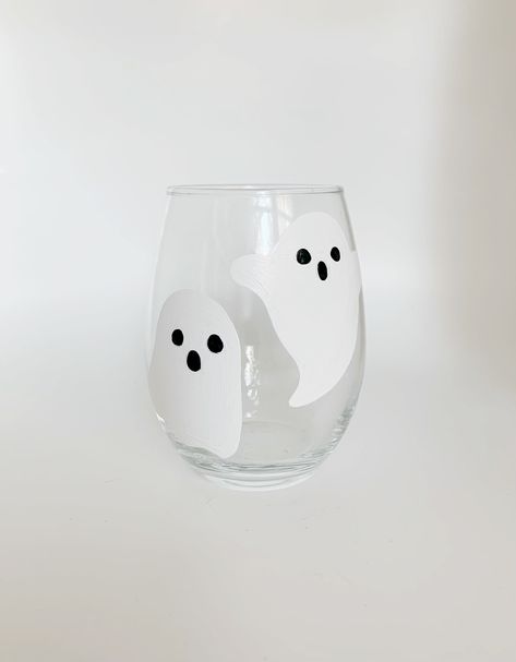 Halloween Wine Glasses Diy, Hand Painted Wine Glasses Diy, Painted Ghost, Halloween Wine Glasses, Glass Crafts Diy, Diy Wine Glasses Painted, Wine And Paint Night, Wine Glass Designs, Autumn Wine