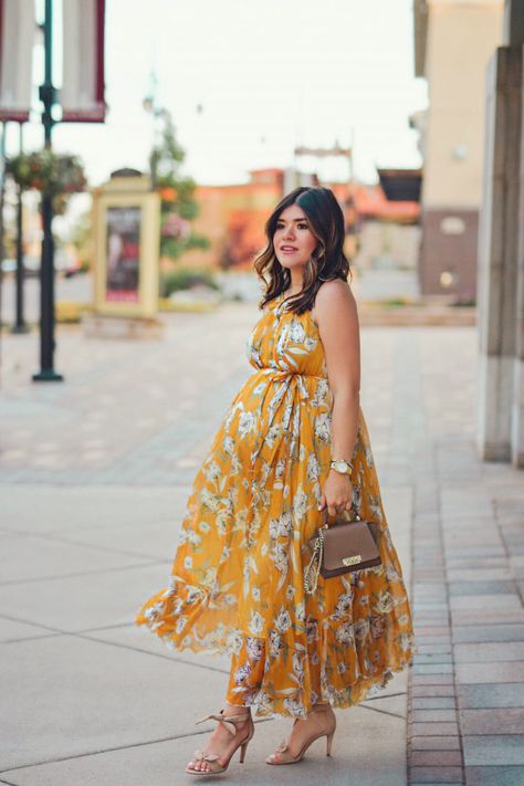 THE FLORAL DRESS YOU NEED TO SPICE UP YOUR SUMMER WARDROBE Pregnancy Clothes Dresses, Floral Dress Ideas, Maternity Work Dresses, Pregnant Women Fashion, Spring Maternity Outfits, Maternity Dress Outfits, Chic Maternity, Denver Fashion, Cute Maternity Dresses