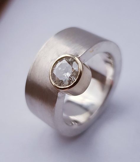 Hedendaagse 10 mm breed (3mm dik) band Sterling Silver Ring met bezel set offset Facetted 6mm Moissanite in een 9ct geel gouden bezel Rainbow Board, Wide Silver Ring, Bezel Set Ring, Bezel Ring, Detailed Ring, Cabochon Ring, Unique Ring, Handmade Jewellery, Art Jewelry