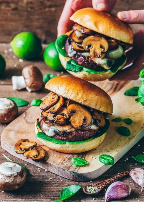 mozzarella mushroom burger, pour la mozza vg Vegan Burger Patties, Making Burger Patties, Mozzarella Recipes, Mushroom Burger, Vegan Mozzarella, Christmas Recipes Appetizers, Vegan Burger, Vegan Burgers, Vegan Cheese