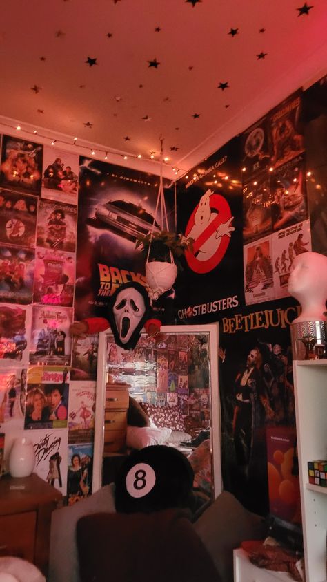 Grunge Indie Aesthetic Room, Room Ideas 80s Vibe, Room Ideas Aesthetic Horror, Room Ideas Rock Aesthetic, Room Inspo Aesthetic Grunge, Retro Room Inspo 80s, 80s Rock Room Decor, Room Ideas Aesthetic Grunge Edgy, Indie Grunge Room Aesthetic