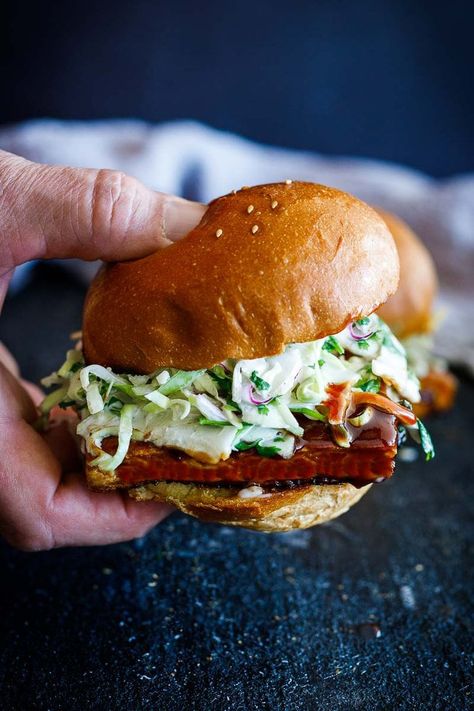 Here's the tastiest recipe for a crispy BBQ Tofu Sandwich topped with cool and creamy cilantro cabbage slaw, that can be made in under 30 minutes - plus it is vegan. Tofu Recipes, Vegan Junk Food, Bbq Tofu Sandwich, Tofu Wraps, Tofu Sandwich, Bbq Tofu, Bbq Sandwich, Meat Alternatives, Cabbage Slaw