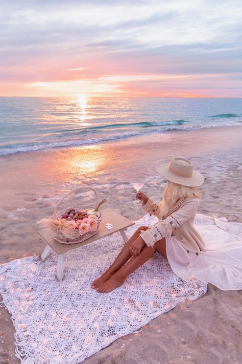 Ways To Be Healthier, Picnic Inspiration, Fancy Cocktails, Picnic Date, Beach Photography Poses, Beach Birthday, Fete Anime, Birthday Pictures, Beach Photoshoot