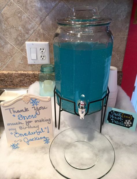 Winter Onederland Party Chili Bar, Winter Onederland Drink Ideas, Snow Flake Birthday Party Ideas, Winter Wonderland Birthday Snacks, Birthday Winter Wonderland Theme, Snowflake Theme Birthday Party, Snow Fun To Be One Birthday, Winter Wonderland Party Snacks, Winter Onederland Games