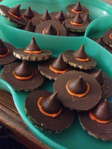 Witch hat cookies! Just use the Keebler Fudge Stripe cookies, a little icing, and some Hershey kisses! Gateau Harry Potter, Harry Potter Snacks, Halloween Party Desserts, Witch Hat Cookies, Harry Potter Movie Night, Easy Halloween Cookies, Cupcake Diaries, Harry Potter Theme Birthday, Halloween Cookie Recipes