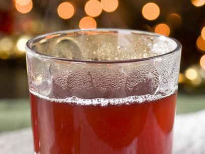 Clarence's Cranberry Toddy Cranberry Hot Toddy, Warm Christmas Drinks, Warm Cocktails, Toddy Recipe, Mulled Apple Cider, Cranberry Vodka, Cranberry Cocktail, Thanksgiving Drinks, Thanksgiving Cocktails