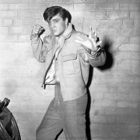 Elvis Presley Filming King Creole Shakira Hips, Jim Stark, King Creole, Elvis Sings, Elvis Presley Movies, Suspicious Minds, Young Elvis, Jailhouse Rock, Elvis Presley Pictures