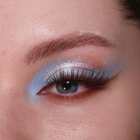 Artsy Eyeshadow, Baby Blue Eyeshadow, Make Azul, Doe Eye Makeup, Pastel Eyeshadow, Blue Eyeshadow Looks, Brown Liner, Blue Makeup Looks, Pastel Makeup