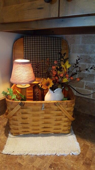 Pin by Jenny Shanebrook on Fall Decor | Country house decor, Vintage fall decor, Fall home decor Picnic Basket Decor, Vintage Fall Decor, Casa Country, Counter Decor, Fall Thanksgiving Decor, Fall Deco, Autumn Decorating, Primitive Decorating Country, Vintage Fall