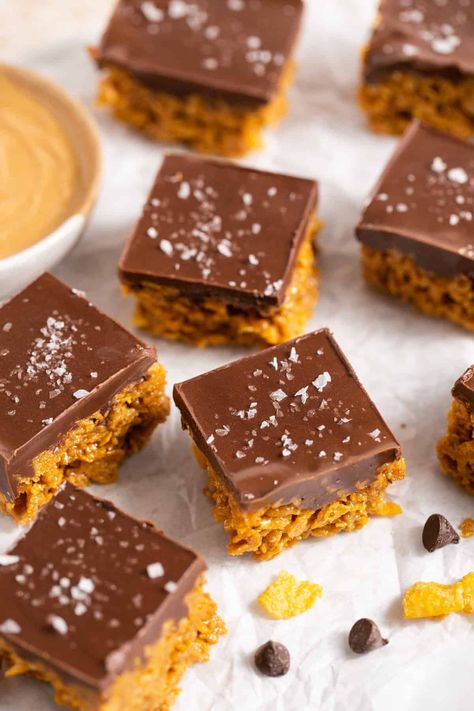 Dive into the delicious world of homemade treats with an old-fashioned recipe that never fails to please: peanut butter cornflake bars. These aren't your average cornflake bars! We're talking about the perfect combination of crunchy cornflakes, creamy natural peanut butter, and sweet honey, all topped off with a layer of homemade chocolate. Not only do these bars taste sinful, but they're also quite healthy – the perfect excuse to enjoy a late-afternoon snack with your cup of tea. Peanut Butter Cornflake Bars, Cornflake Bars, Cornflake Recipes, Butterscotch Bars, Peanut Butter Chocolate Bars, Peanut Butter Honey, Healthy Peanut Butter, Afternoon Snack, Chocolate Topping