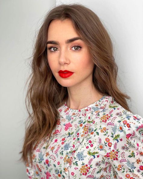 Gefällt 1,702 Mal, 10 Kommentare - Lily Collins (@collinsupdatez) auf Instagram: „@mararoszak via Instagram 🌸 @lilyjcollins #lilycollins #lilycollinsedit #lilyjanecollins #makeup…“ Lily Collins Makeup, Lily Jane Collins, ليلي كولينز, Lily Collins Hair, Lily Collins Style, Phil Collins, Polly Pocket, Lily Collins, Red Lipstick