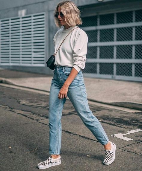 31 Trendy and Casual Outfits with Vans  #Outfits #Shoes Vans Fashion Outfits, High Waist Outfit, Slip On Outfit, Mom Jeans Outfit Winter, Comfy Jeans Outfit, Jeans And Vans, Jeans Outfit Winter, Vans Outfit, Look Jean