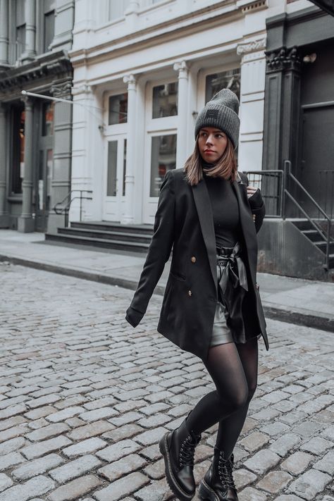 Leder Shorts Outfit, Winter Shorts Outfits, Leather Shorts Outfit, Chique Outfit, Black Leather Shorts, Looks Black, Nyc Fashion, Mode Inspo, Leather Shorts